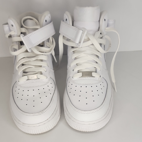 Stylish White High-Top Kids\' Sneakers